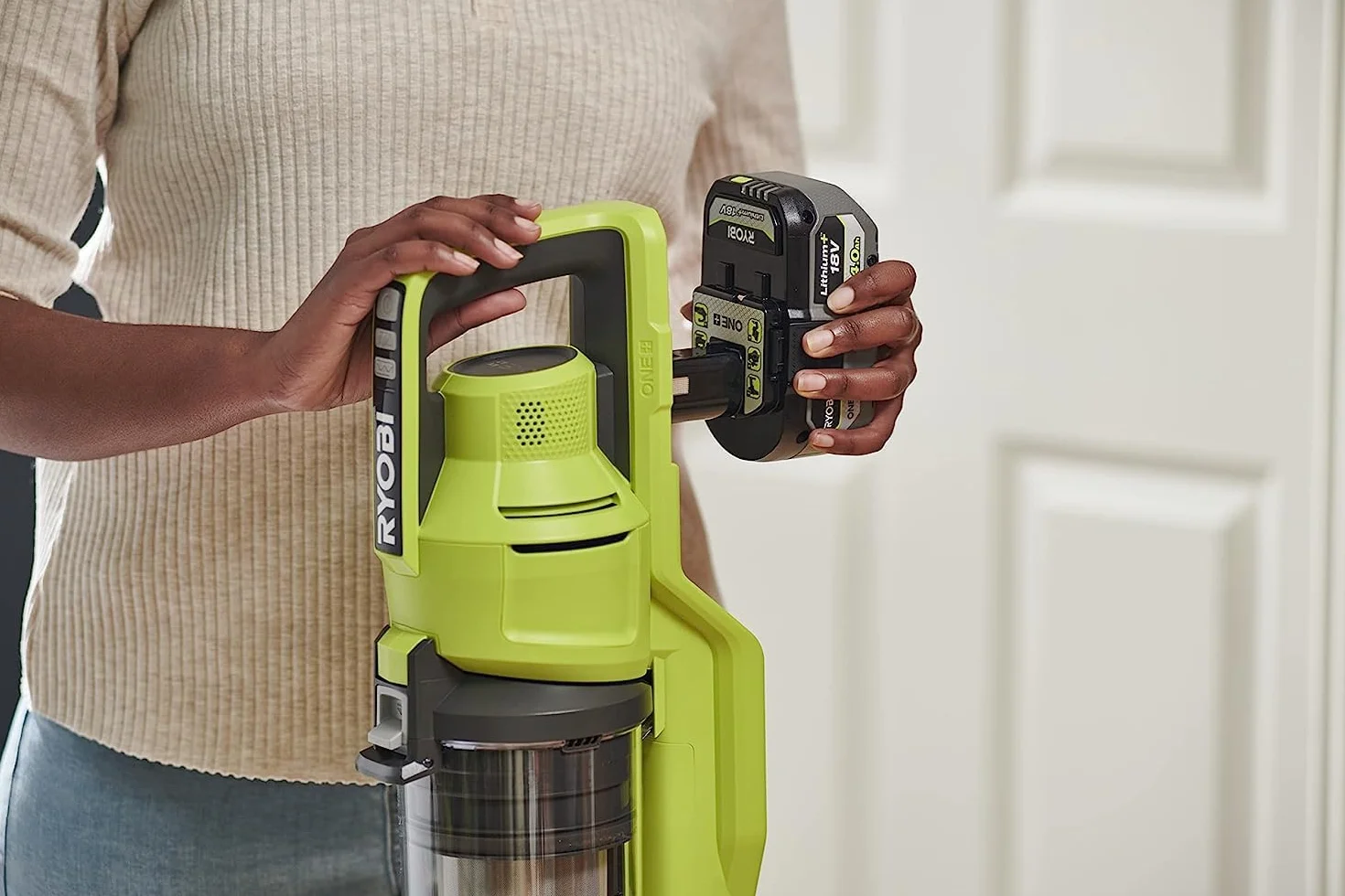 Ryobi - Aspirador de Escoba sin Cable 18V One+ - Depósito 0,6l - Caudal 820l/min - Tubo Extraíble - Ideal para Limpieza de Suelos Duros, Parquet, Alfombras - sin Batería ni Cargador - RSV18-0