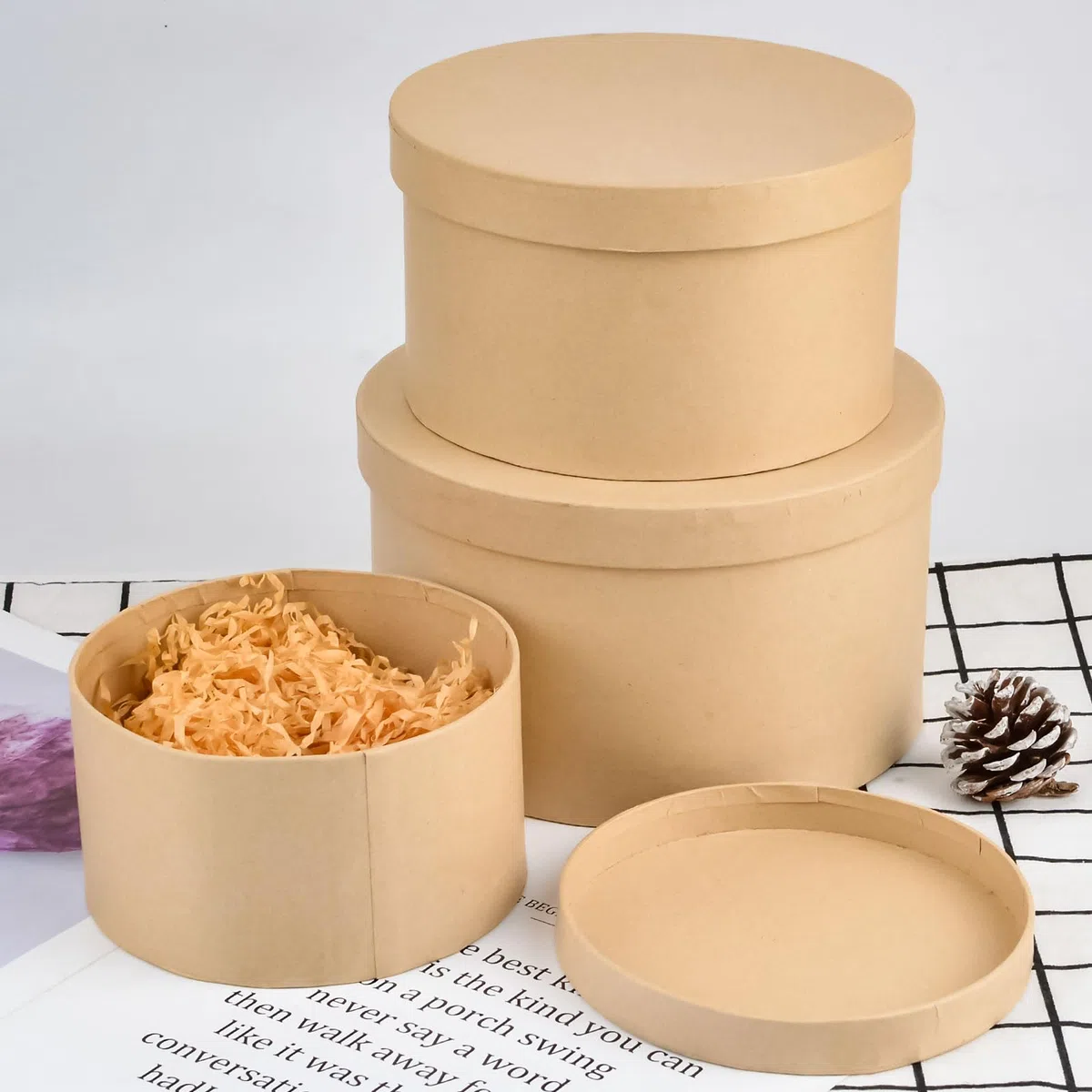WANDIC Caja de papel maché, juego de 3 cajas redondas de papel maché para sombreros, recipientes de papel kraft con tapas, ideales para pintura, manualidades y almacenamiento, accesorios, cosméticos,