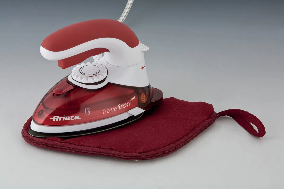 Ariete 6224 - Plancha de Viaje Plegable Travel Chic, 800 W, Sistema de Sujeción Patentado para Plancado Verticual, Voltaje Dual, Acero Inoxidable, Rojo