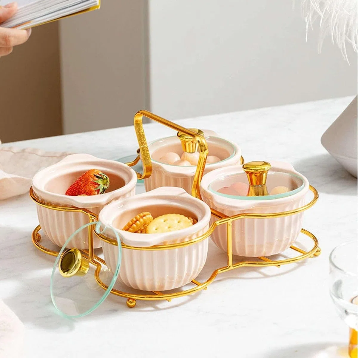 SAeWare Juego de 4 recipientes de cerámica para condimentos con tapa de cuchara y bandeja, tarros de condimentos con cuchara, cocina, especias, azúcar, encimera de cocina, color rosa, 4 piezas