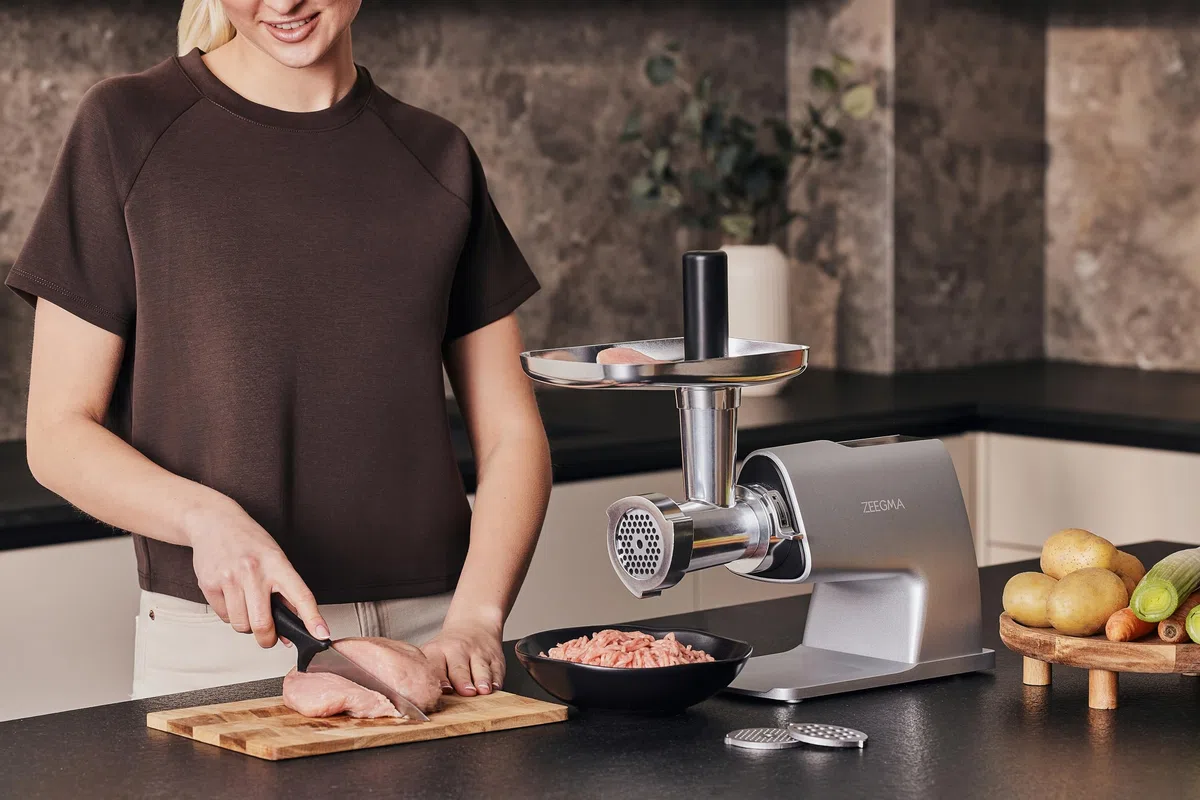 ZEEGMA MOLEN MASTER Máquina Eléctrica para Moler Carne, Potencia de 2500 W, 3 Discos de Acero Inoxidable, Accesorio para Embutidos, Rallador, Función Reversa, Pantalla Táctil