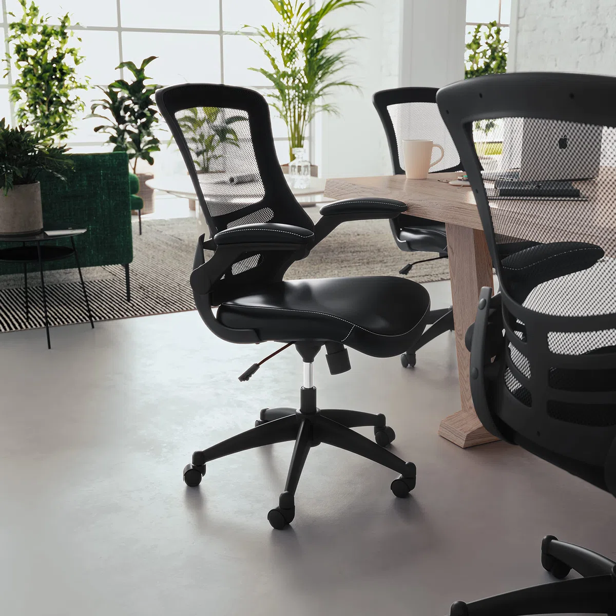 Flash Furniture Silla de oficina, ergonómica, con respaldo de malla, asiento perfilado y ajustable en altura, con palanca de inclinación con fijación, negro, 64,77 x 62,23 x 104,78 cm