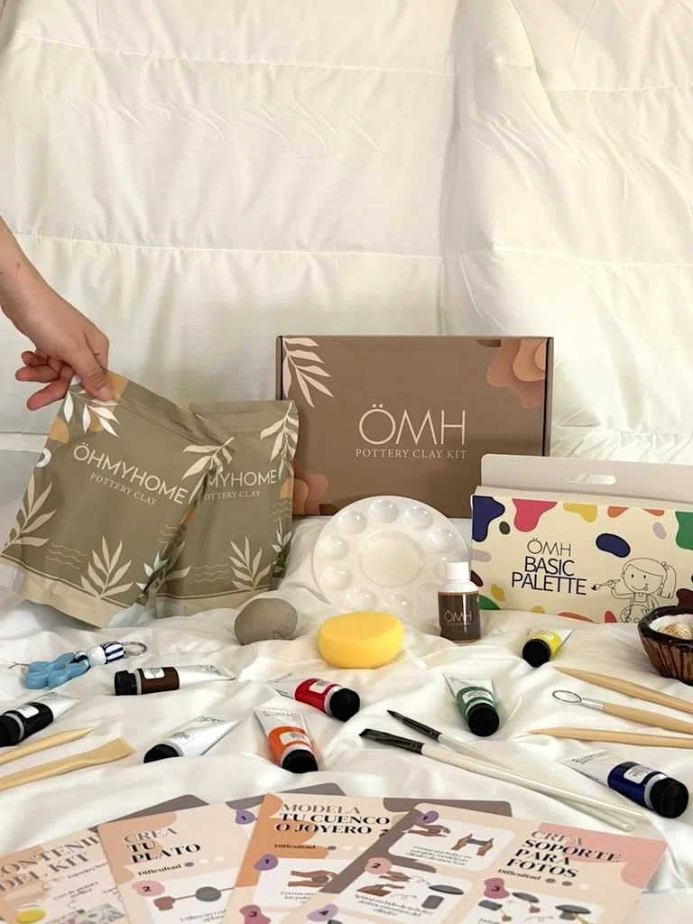 ÖHMYHOME Kit de Arcilla de Secado al Aire. Incluye Barniz Brillante, Pinturas Acrílicas, Herramientas, Pinceles, Esponja, Paleta de pintora y Manual en Español e Inglés (Premium)
