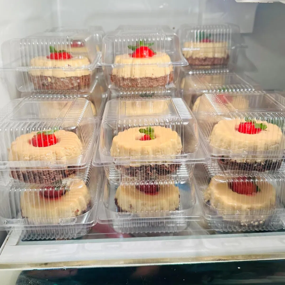 100 cajas individuales de 5.3 pulgadas, cajas cuadradas transparentes apilables de plástico para porciones, magdalenas, hamburguesas, ensalada, pastelería