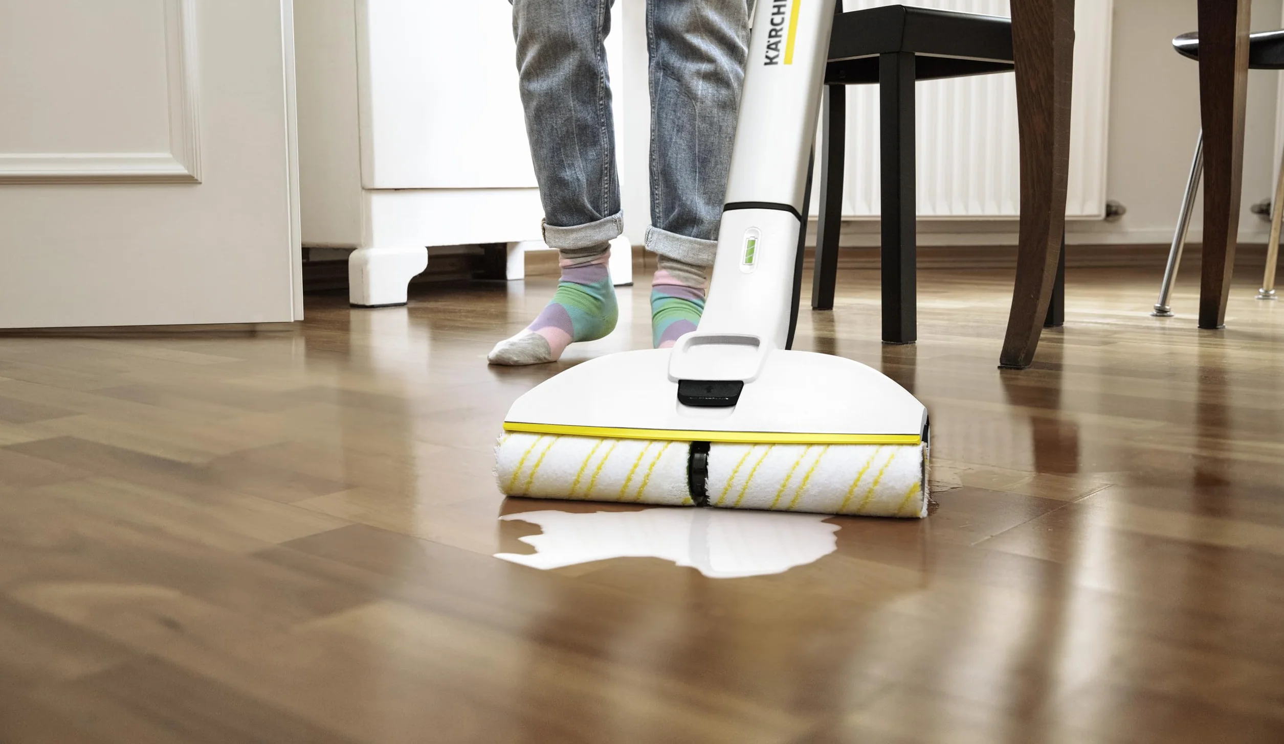 Kärcher Fregona eléctrica EWM 2, fregona sin cable con 2 rodillos giratorios de microfibra, duración de la batería: aprox. 20 min, área de cobertura por carga de batería: aprox. 60 m²