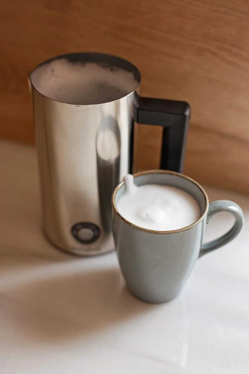 My Wave - Espumador y Batidora de Leche - Consigue la Espuma Óptima - Potencia 500W - Crea Espuma con 3 Niveles de Leche Caliente y 1 Nivel de Fría - ¡Espumador Eléctrico Ideal para Cafés y Batidos!