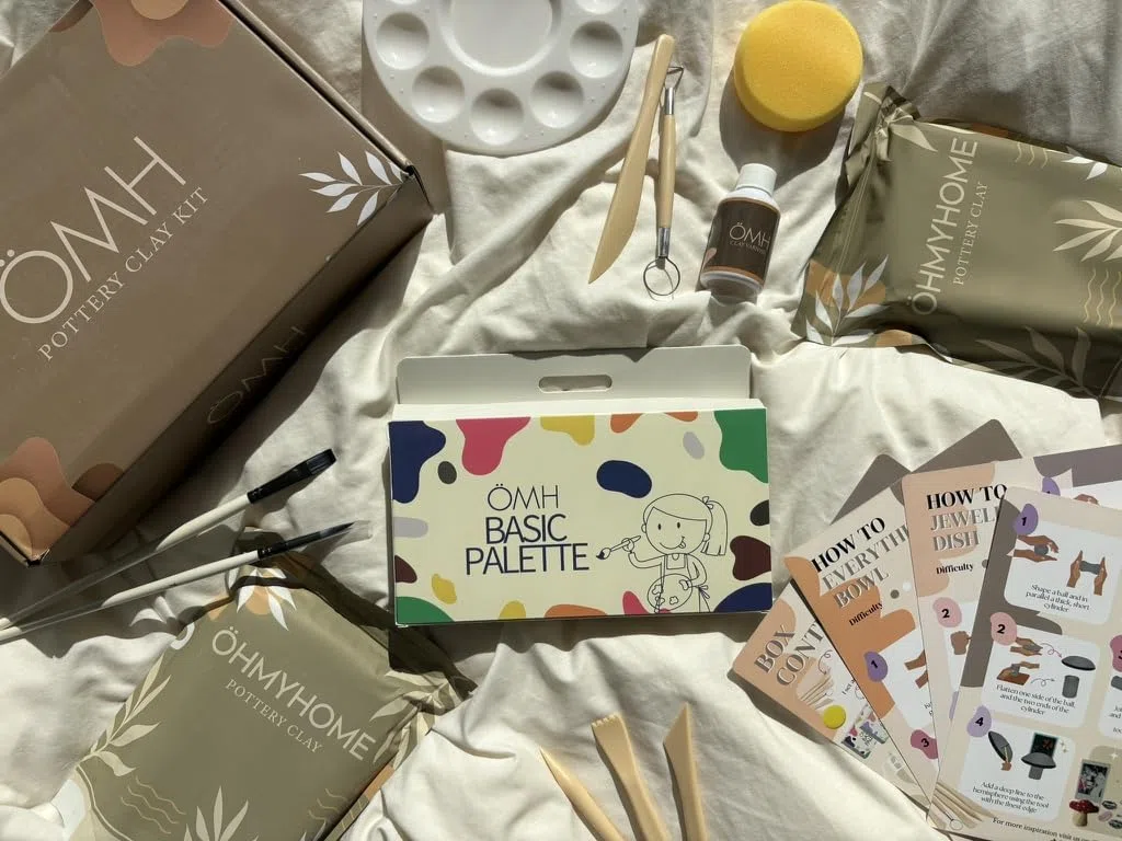 ÖHMYHOME Kit de Arcilla de Secado al Aire. Incluye Barniz Brillante, Pinturas Acrílicas, Herramientas, Pinceles, Esponja, Paleta de pintora y Manual en Español e Inglés (Premium)