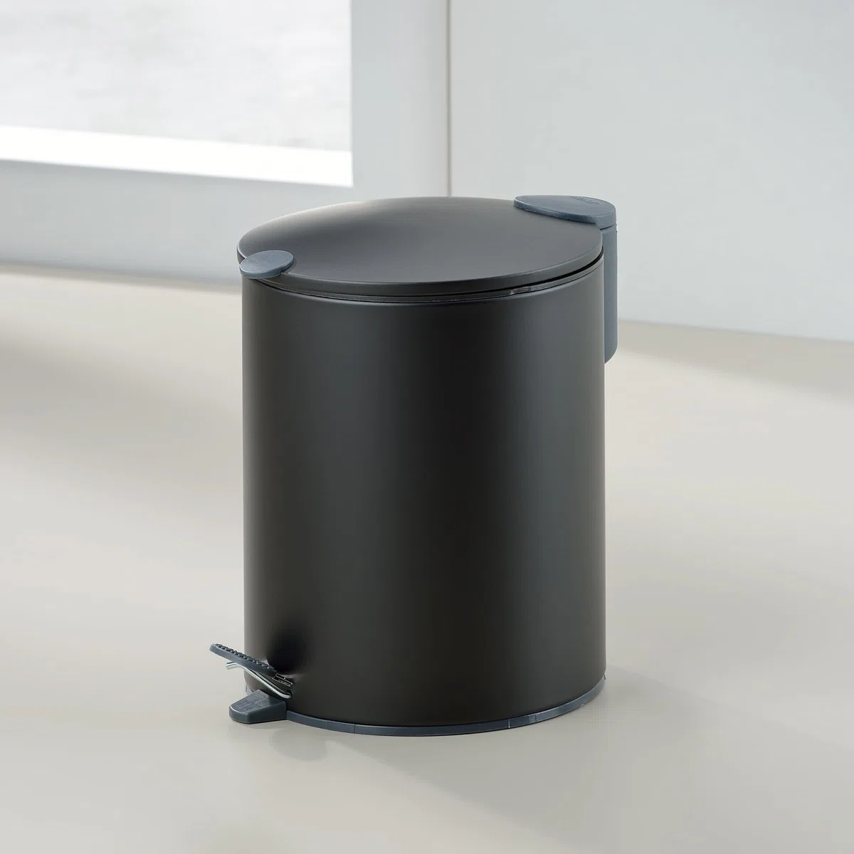 kela Cubo de basura para cosméticos negro mate 5 l, tapa con cierre silencioso, cubo de basura con pedal para el baño MATS, cubo de basura para el baño con cubo interior y asa de transporte