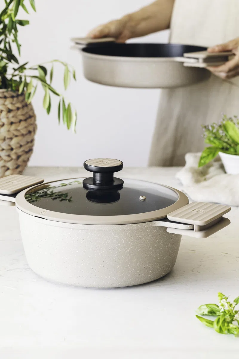 BRA Natural | Cacerola baja 28 cm, aluminio fundido, antiadherente tricapa reforzado, sin PFOA, apta para todo tipo de cocinas, incluida inducción