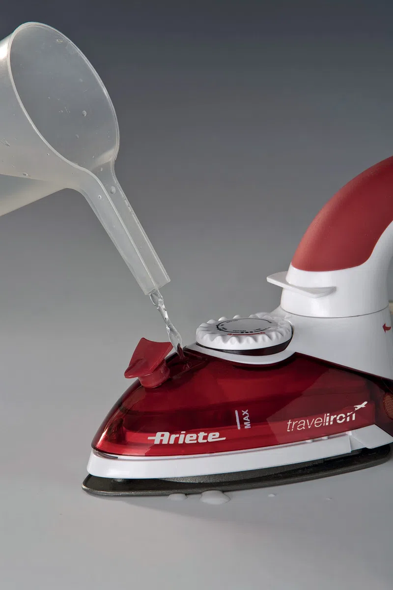 Ariete 6224 - Plancha de Viaje Plegable Travel Chic, 800 W, Sistema de Sujeción Patentado para Plancado Verticual, Voltaje Dual, Acero Inoxidable, Rojo