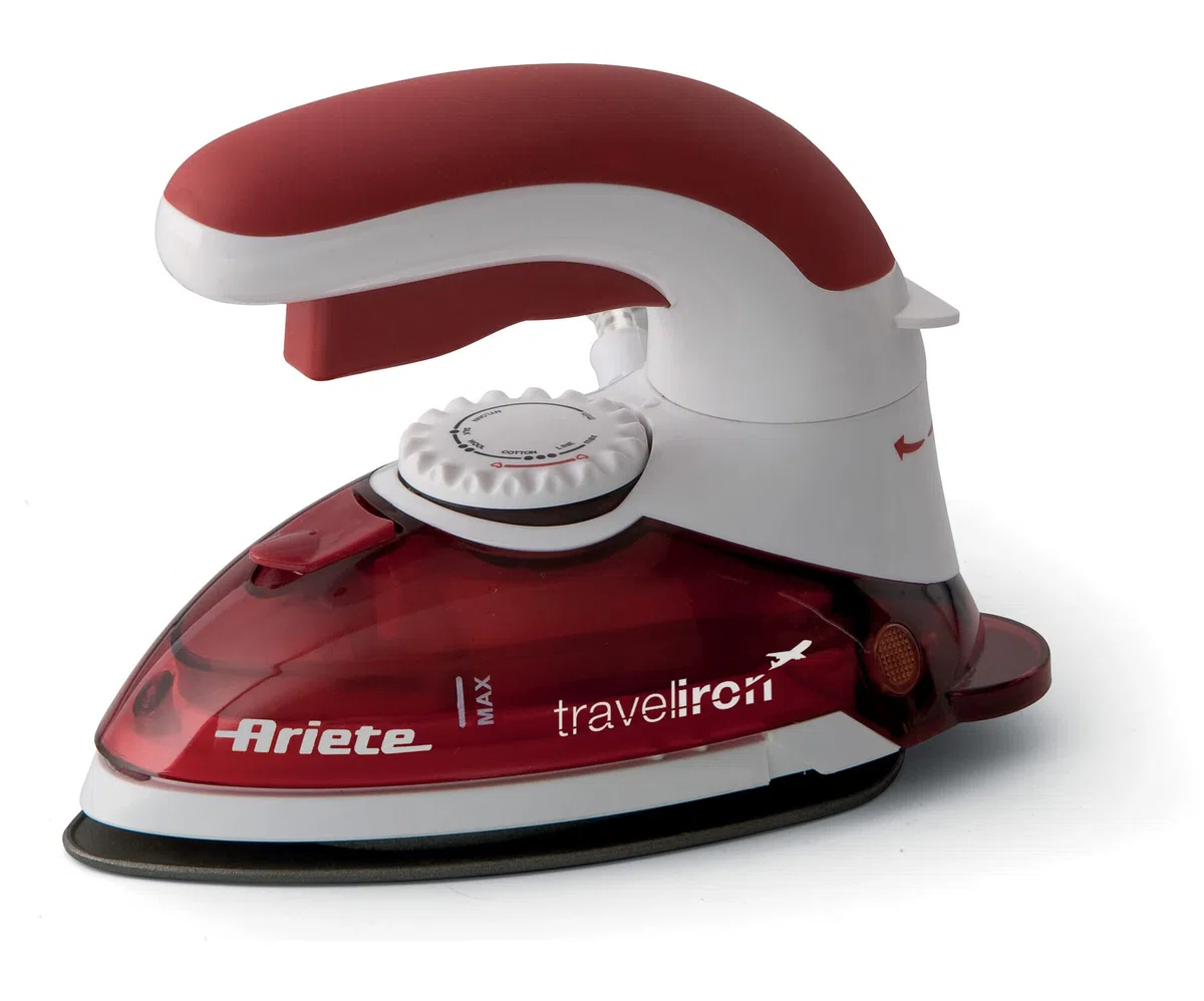 Ariete 6224 - Plancha de Viaje Plegable Travel Chic, 800 W, Sistema de Sujeción Patentado para Plancado Verticual, Voltaje Dual, Acero Inoxidable, Rojo