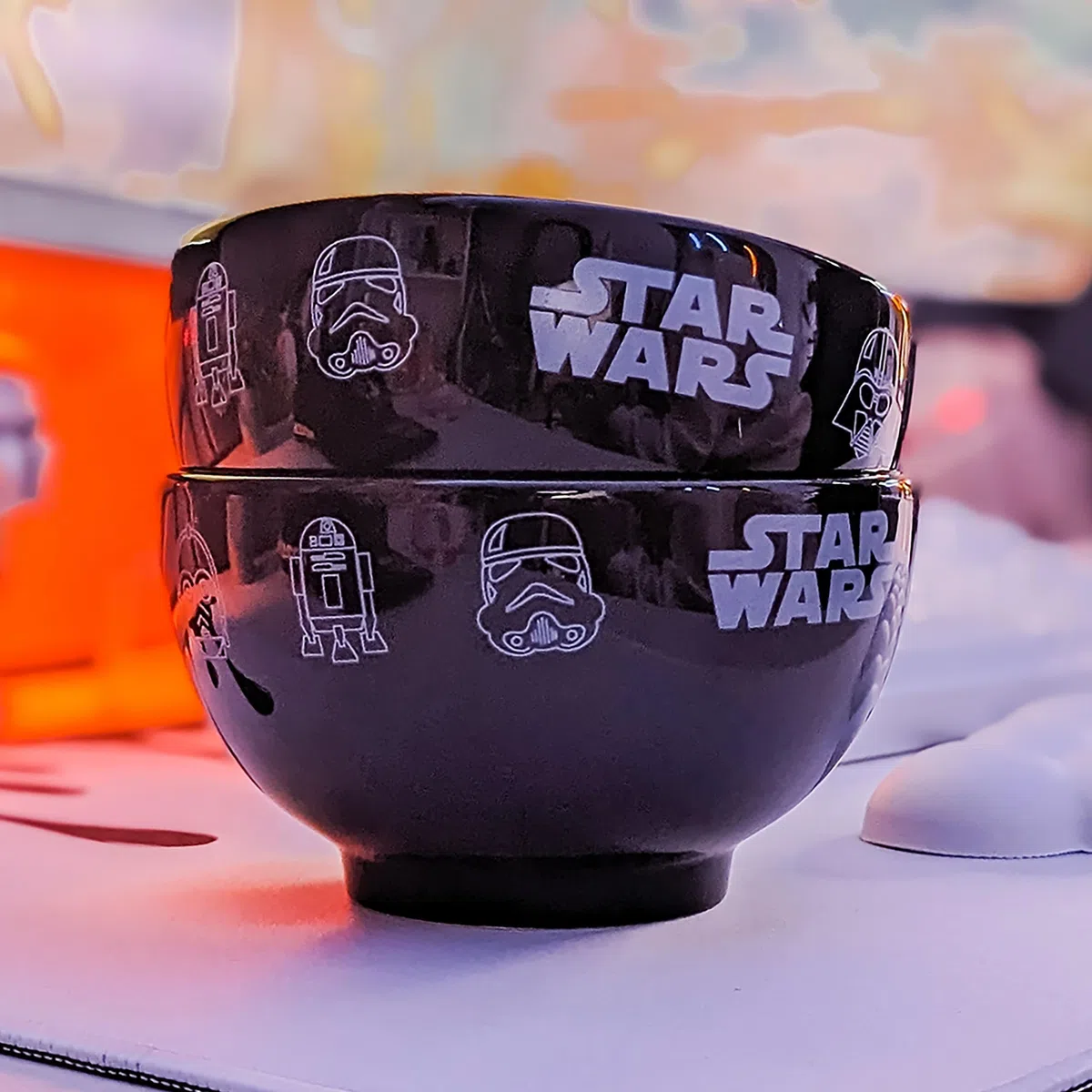Elbenwald Cuenco para Desayuno de Star Wars - Cuenco de Cereales con Iconos de Chewbacca R2-D2 Yoda Darth Vader - 600 ml - 8 cm de Altura - Ø 13 cm - Cerámica - Negro