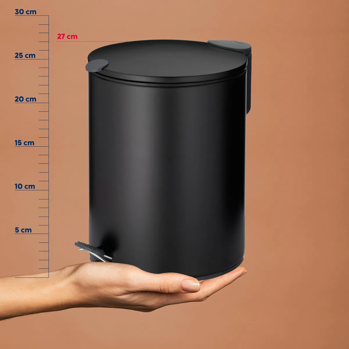 kela Cubo de basura para cosméticos negro mate 5 l, tapa con cierre silencioso, cubo de basura con pedal para el baño MATS, cubo de basura para el baño con cubo interior y asa de transporte