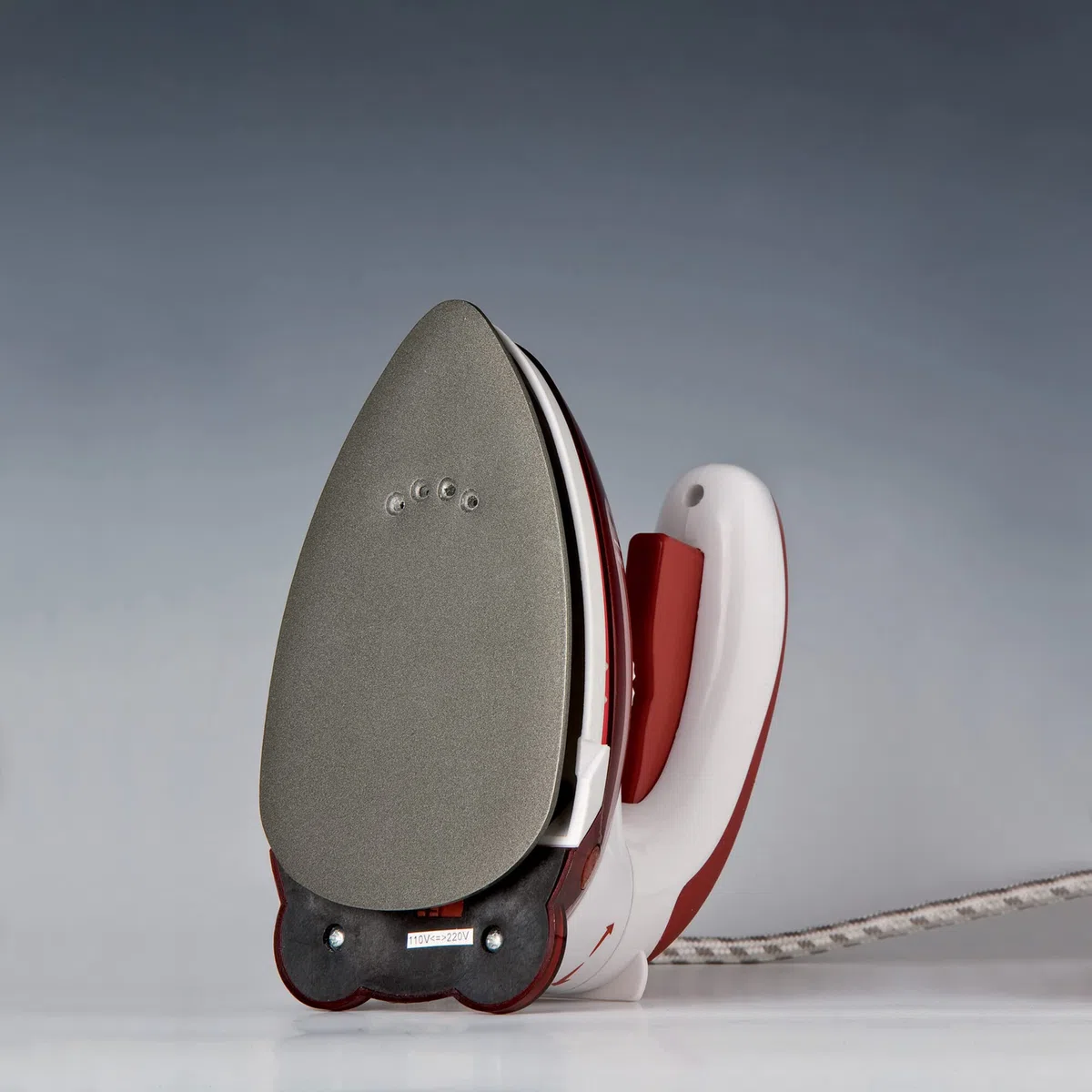 Ariete 6224 - Plancha de Viaje Plegable Travel Chic, 800 W, Sistema de Sujeción Patentado para Plancado Verticual, Voltaje Dual, Acero Inoxidable, Rojo