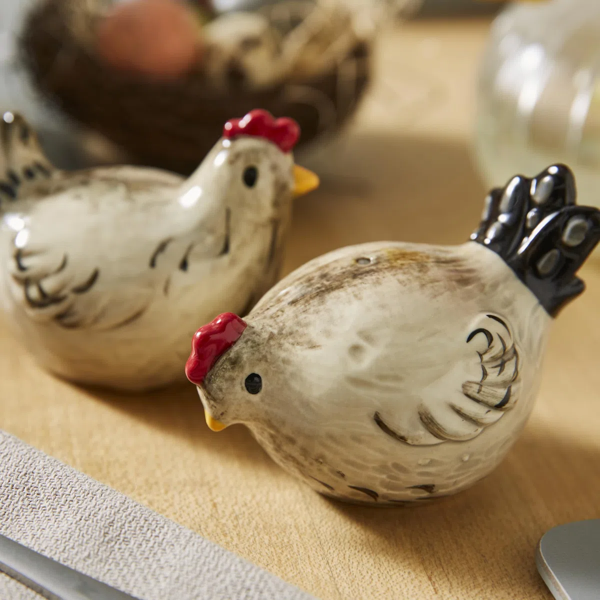 Cooksmart Hen House Lane - Salero y pimentero | Utensilios de cocina de estilo rústico de diseño británico | Juego de cerámica en relieve en forma de gallina | Estilo rústico de campo | Lavar a mano