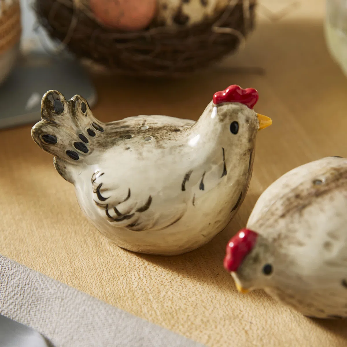 Cooksmart Hen House Lane - Salero y pimentero | Utensilios de cocina de estilo rústico de diseño británico | Juego de cerámica en relieve en forma de gallina | Estilo rústico de campo | Lavar a mano