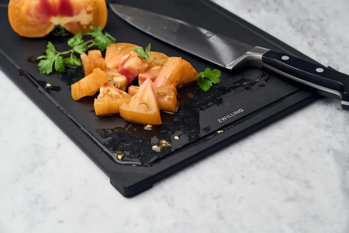 ZWILLING Tabla de cortar de 37 x 25 cm, de fibra de madera, con surco antideslizante, apta para lavavajillas, color negro