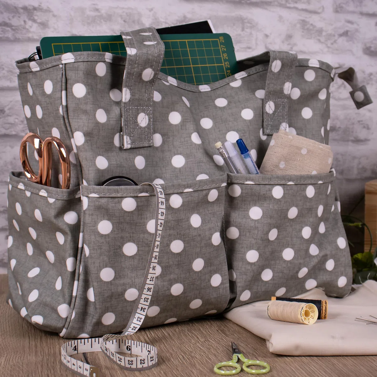 Hobby Gift MRB 8 Artesanal Exclusiva, Bandolera, Bolsa de Tejer, Almacenamiento de Hilo, Mochila Escolar, 13 x 36 x 31cm, Algodón de PVC, Lunares Gris