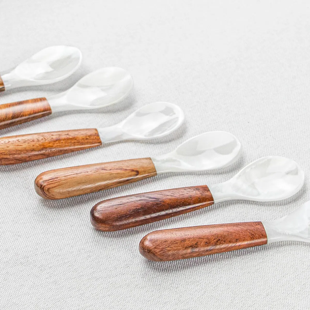 DUEBEL Juego de 6 cucharas de caviar con mango de madera de 12 cm de nácar para servir caviar, servir huevos, catering deroration