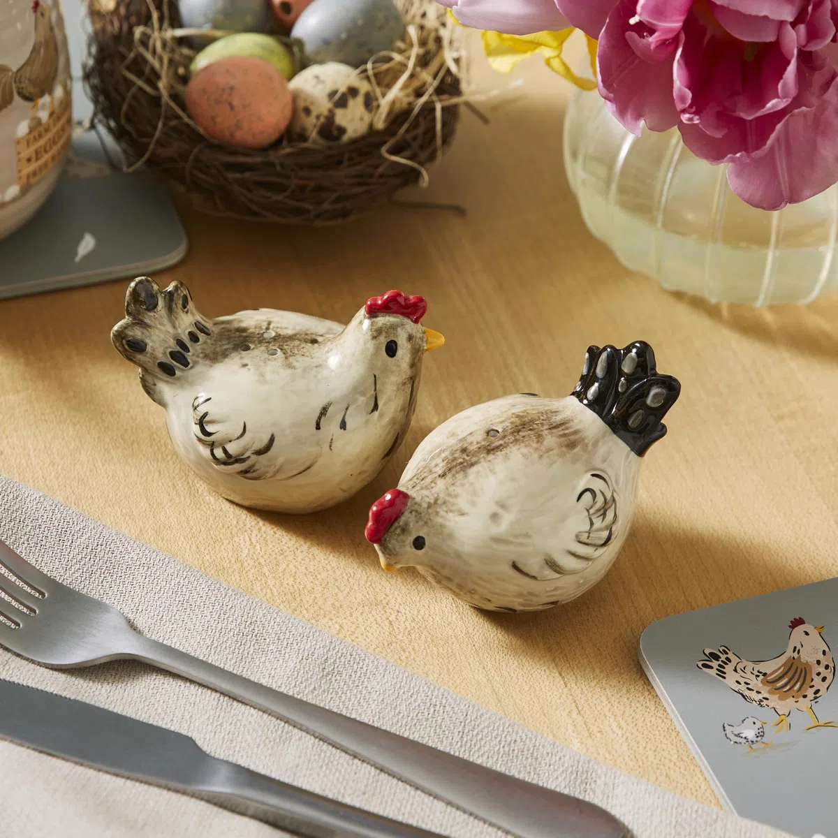 Cooksmart Hen House Lane - Salero y pimentero | Utensilios de cocina de estilo rústico de diseño británico | Juego de cerámica en relieve en forma de gallina | Estilo rústico de campo | Lavar a mano