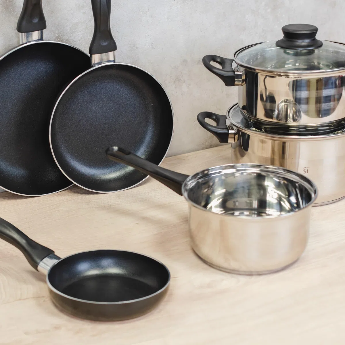 San Ignacio Premium - Batería de cocina de 3 piezas (1.6L, 2.3L, 3.3L) y Set de 3 sartenes (16-20-24 cm), aluminio prensado antiadherente, apto para todo tipo de cocinas incluido inducción, PK669