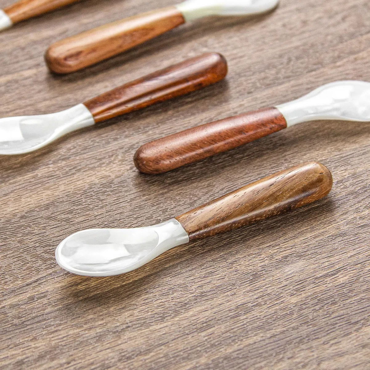 DUEBEL Juego de 6 cucharas de caviar con mango de madera de 12 cm de nácar para servir caviar, servir huevos, catering deroration