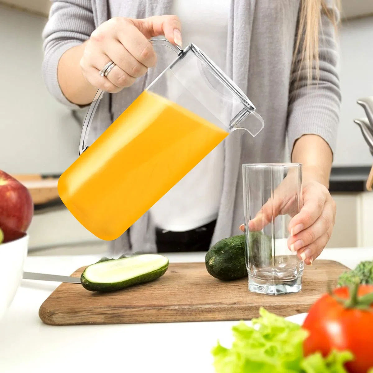 Youngever Jarra de Agua de Plástico 2L Con Tapa, Jarra Agua Cristal con Tapa, Jarra Grande de Plástico Transparente para Té Helado, Sangría, Limonada y Más