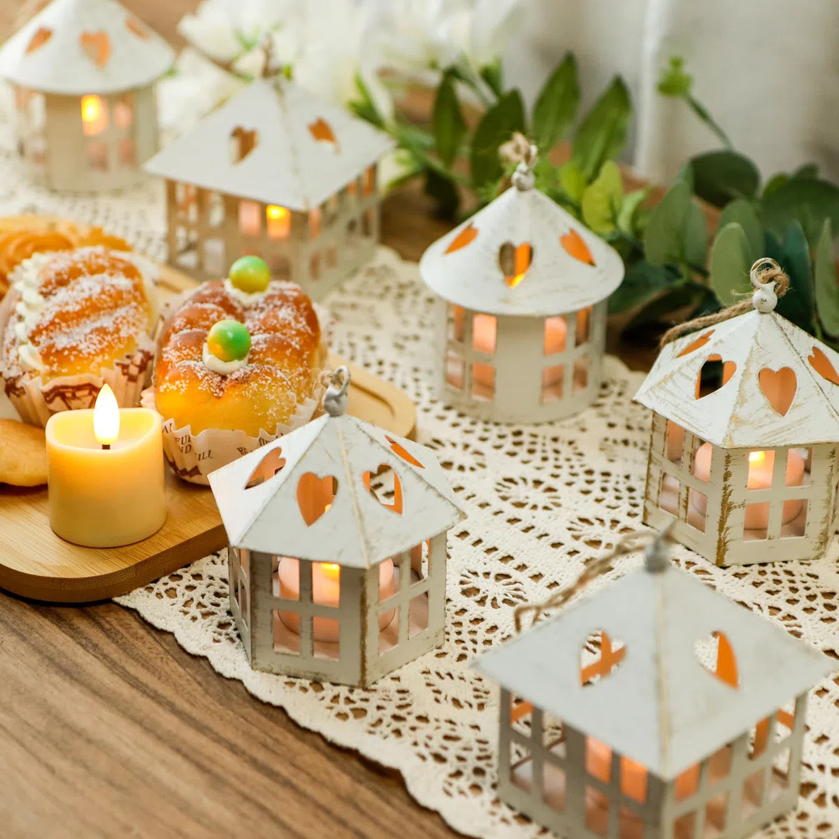 TRIROCKS 6 faroles de vela con vela LED parpadeante, linternas pequeñas de 10 cm de alto con velas de té a batería, linterna de jardín para Navidad, boda, fiesta, decoración de mesa (crema y dorado)