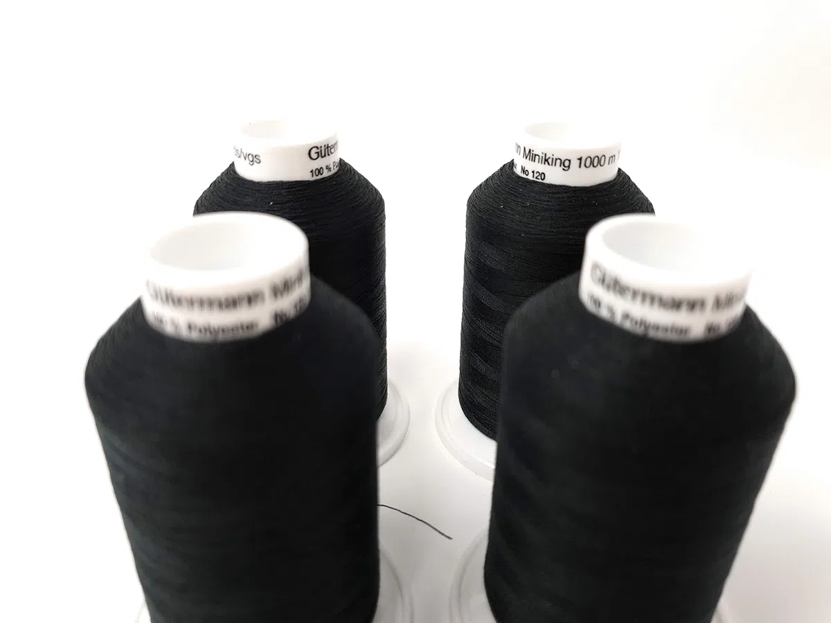 Gütermann miniking Juego Universal de Hilo Overlock de Hilo Cover Lock 4 konen por 1000 m (0000 Negro) para Máquina de Coser overlock o Cover Lock de Coser