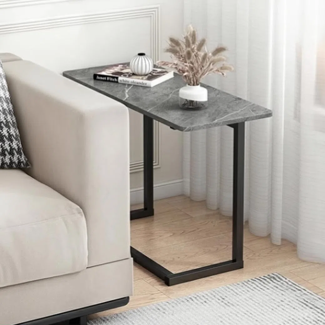 Mesa auxiliar estrecha en forma de C con marco de acero superior de mármol sintético para espacios pequeños, color gris