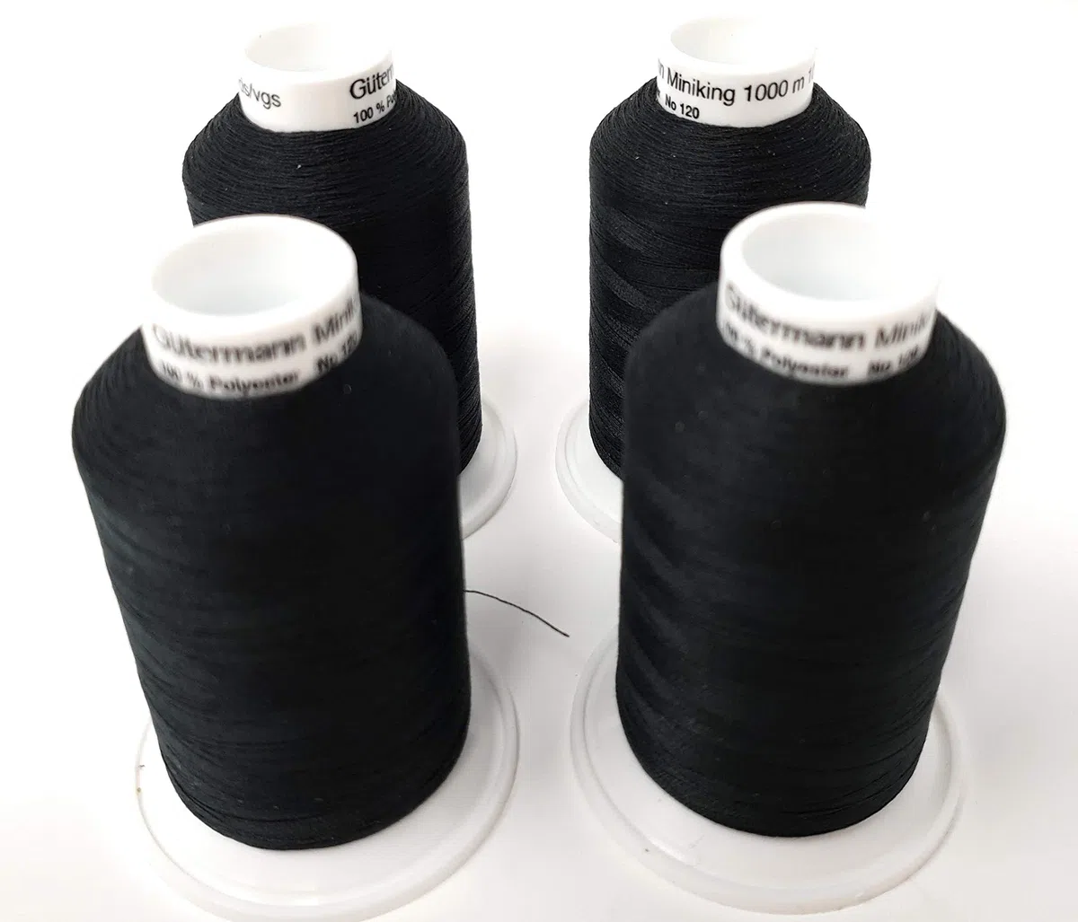 Gütermann miniking Juego Universal de Hilo Overlock de Hilo Cover Lock 4 konen por 1000 m (0000 Negro) para Máquina de Coser overlock o Cover Lock de Coser