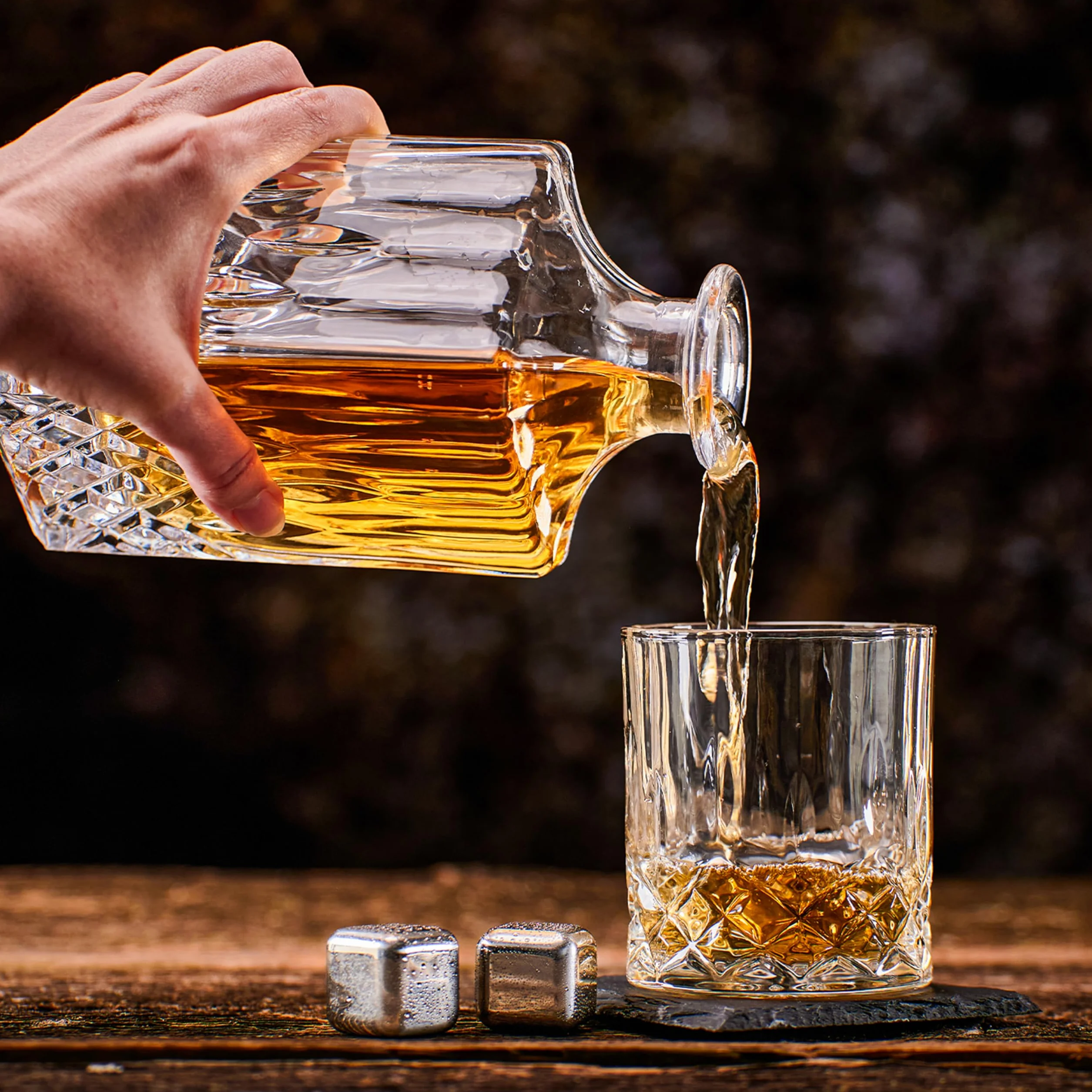 Whisiskey - Set de Accesorios de Whisky - Regalos Originales para Hombre - Cubitos Hielo Reutilizables - Regalo Hombres - Incl: 2 Vasos, 4 Piedras de Whisky, Posavasos, Pinzas para Hielo