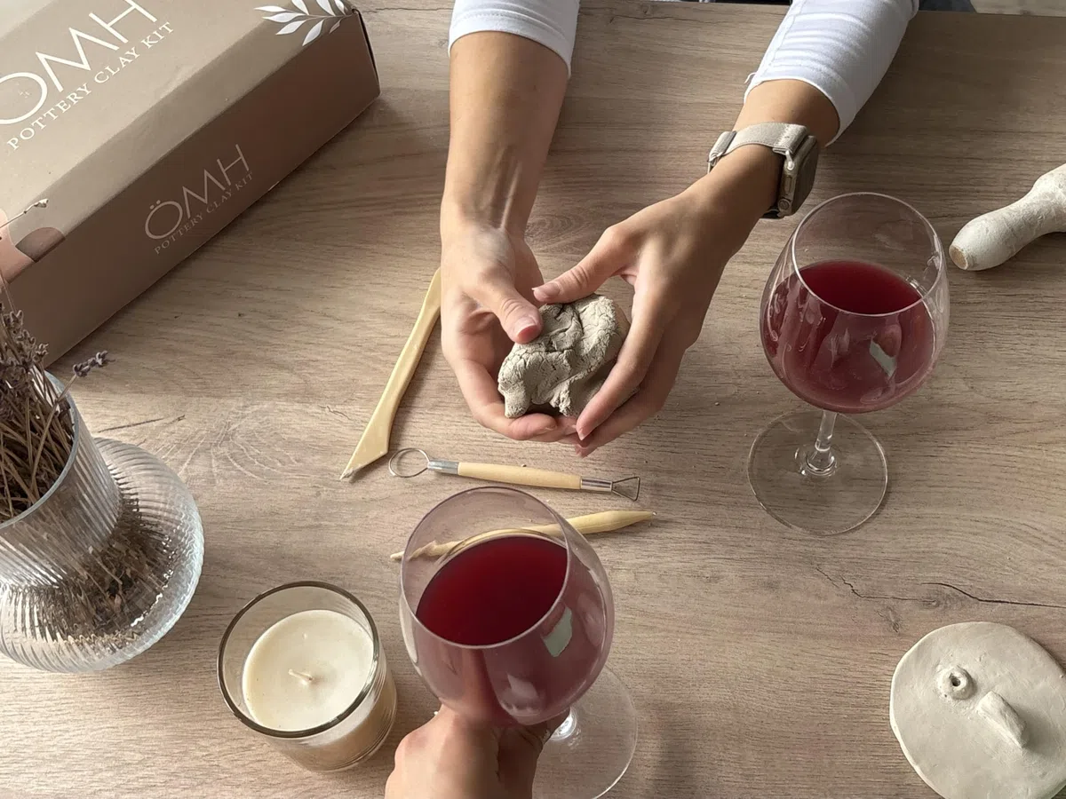 ÖHMYHOME Kit de Arcilla de Secado al Aire. Incluye Barniz Brillante, Pinturas Acrílicas, Herramientas, Pinceles, Esponja, Paleta de pintora y Manual en Español e Inglés (Premium)