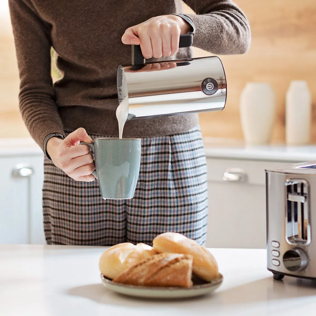 My Wave - Espumador y Batidora de Leche - Consigue la Espuma Óptima - Potencia 500W - Crea Espuma con 3 Niveles de Leche Caliente y 1 Nivel de Fría - ¡Espumador Eléctrico Ideal para Cafés y Batidos!