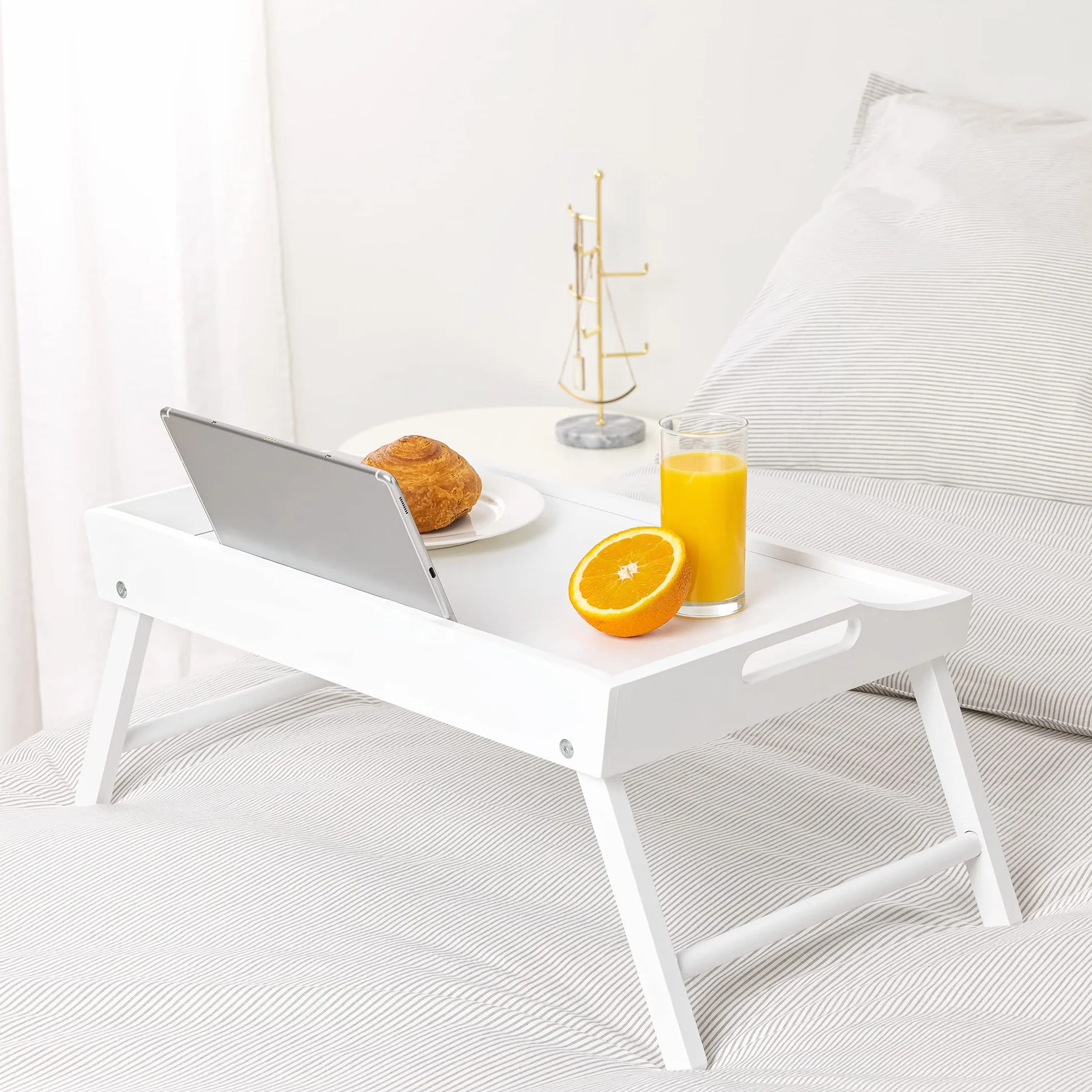 Navaris Bandeja Plegable para Cama - Mesa de bambú con Patas para sofá - Bandeja para Transportar Desayuno Comida Cena - Mesita Auxiliar en Blanco