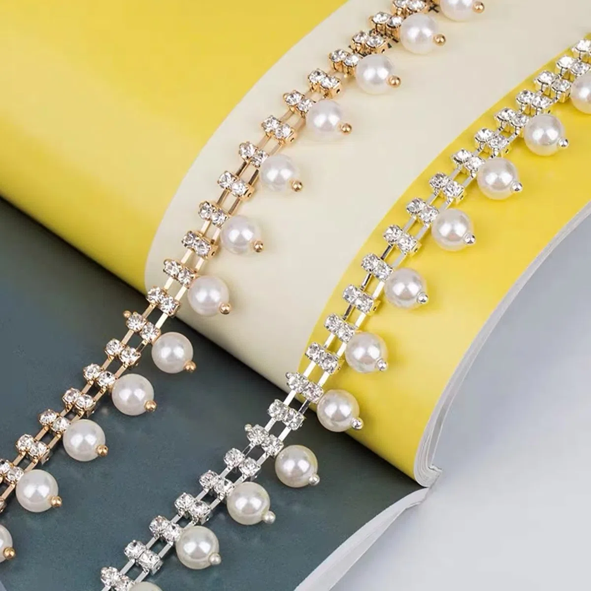 Aplique de cadena de diamantes de imitación brillantes de 1 yarda, cadena de cierre de cristal con cuentas de perlas incrustadas para costura, manualidades, fiesta, accesorios de decoración (dorado)