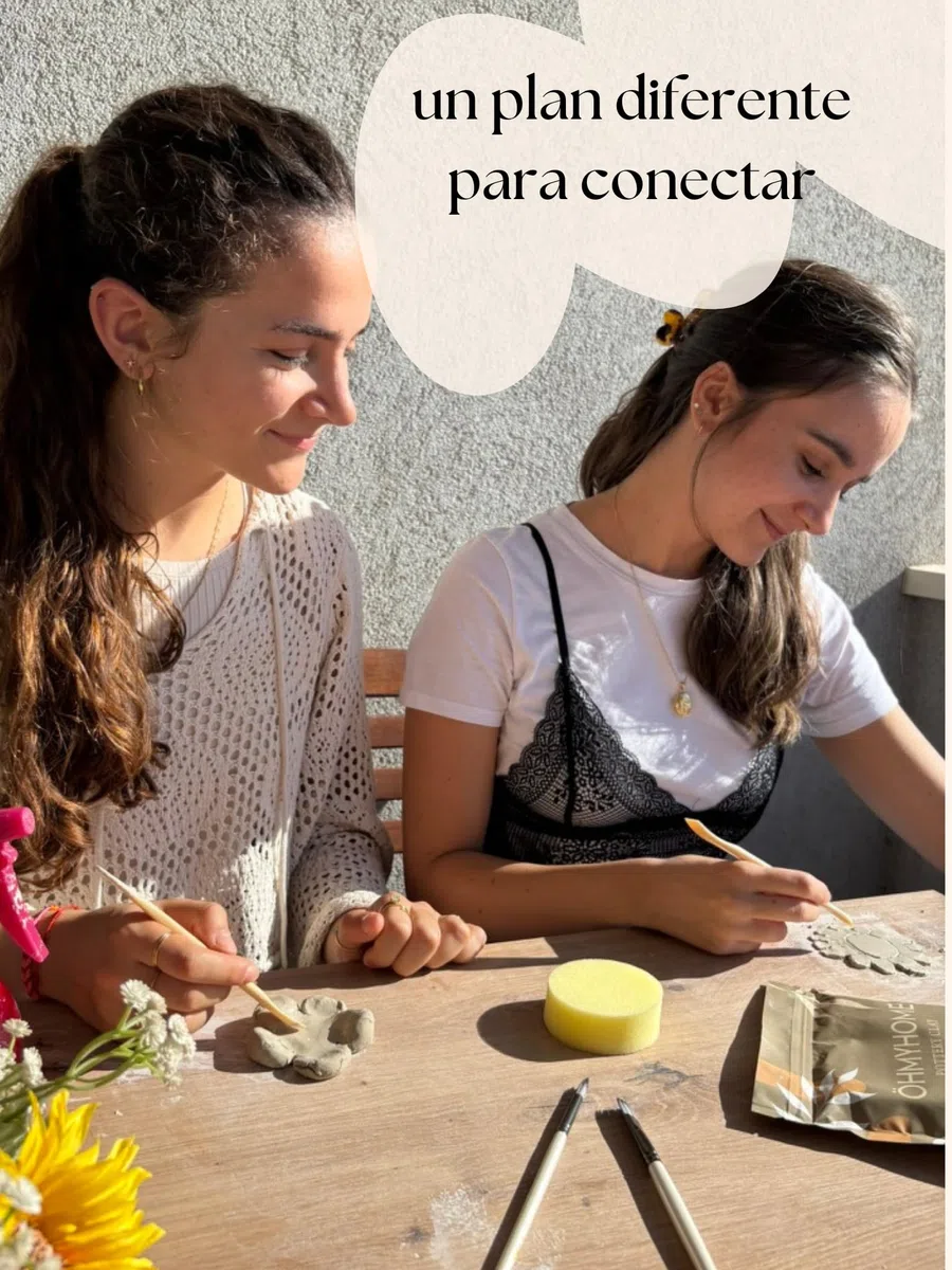ÖHMYHOME Kit de Arcilla de Secado al Aire. Incluye Barniz Brillante, Pinturas Acrílicas, Herramientas, Pinceles, Esponja, Paleta de pintora y Manual en Español e Inglés (Premium)
